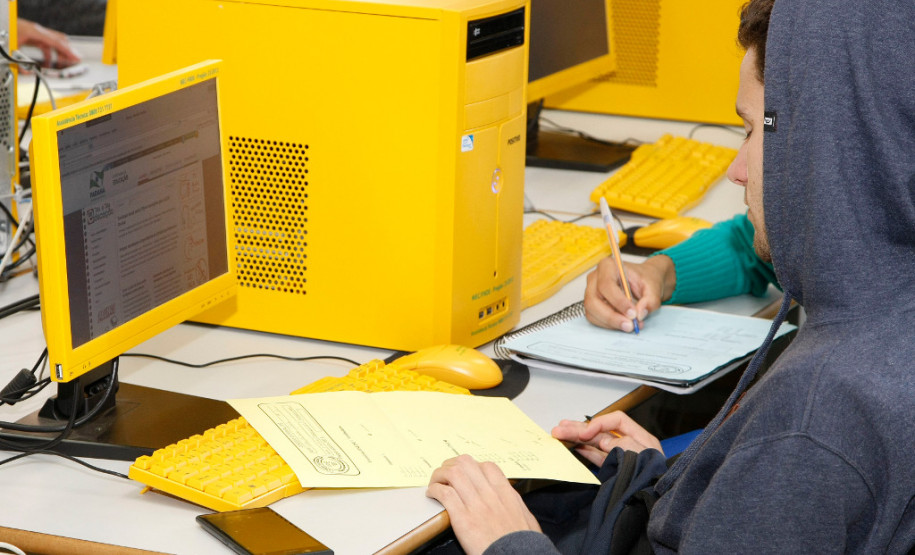 Secretaria da Educação lança novo simulado para o Enem Os estudantes da rede estadual de ensino que farão as provas do Exame Nacional do Ensino Médio (Enem) nos dias 5 e 12 de novembro terão um reforço. A Secretaria de Estado da Educação disponibilizou gratuitamente o novo Simulado – Gabaritando o Enem 2017 para acesso público. O material permite aos estudantes simular e verificar o desempenho dos conteúdos previstos no exame. Na foto, alunos realizam simulado de anos anteriores.