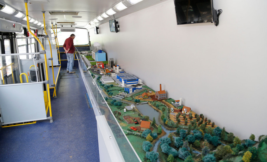 Na segunda parte da formação os servidores fizeram uma visita técnica ao ecoexpresso, um ônibus transformado em laboratório itinerante de educação ambiental da Sanepar. O espaço permite às equipes abordarem questões relacionadas à educação ambiental e saneamento básico de maneira prática e ágil.