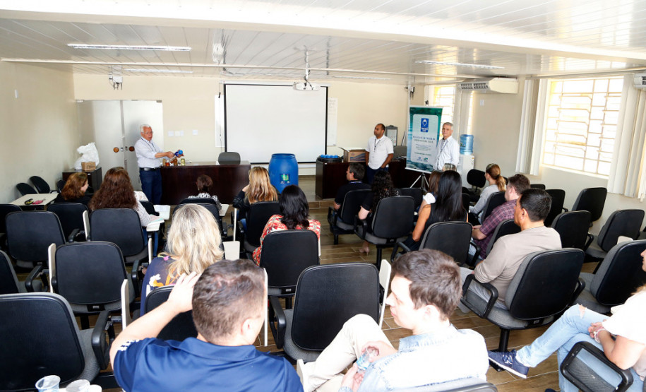 Servidores da Secretaria de Estado da Educação participaram nesta quarta-feira (11), em Curitiba, do curso de formação em educação ambiental ofertado pela pasta em parceria com a Companhia de Saneamento do Paraná (Sanepar). Cerca de 40 servidores aprenderam sobre a importância a as técnicas da coleta seletiva do óleo de cozinha.