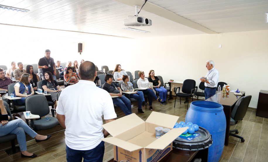 Servidores da Secretaria de Estado da Educação participaram nesta quarta-feira (11), em Curitiba, do curso de formação em educação ambiental ofertado pela pasta em parceria com a Companhia de Saneamento do Paraná (Sanepar). Cerca de 40 servidores aprenderam sobre a importância a as técnicas da coleta seletiva do óleo de cozinha.