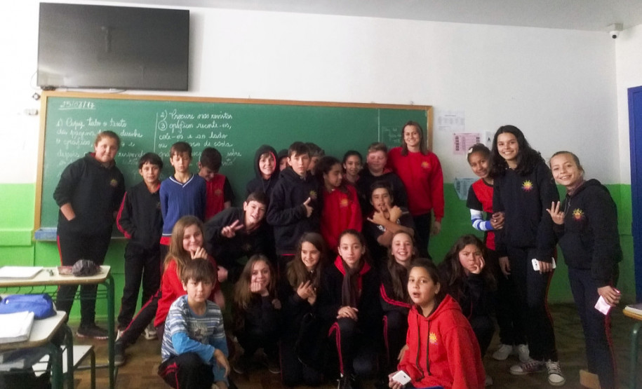 Graças a seus planos de aula, a professora de Matemática da rede estadual Emanuelle Martins foi selecionada pela Revista Nova Escola, junto com colegas do Paraná e do Brasil, para participar de um evento de formação em novembro, em Minas Gerais. O reconhecimento está relacionado ao trabalho que ela promove com os alunos em sala de aula no Colégio Frederico Guilherme Giese, município de Piên, na região Sudeste do Estado.