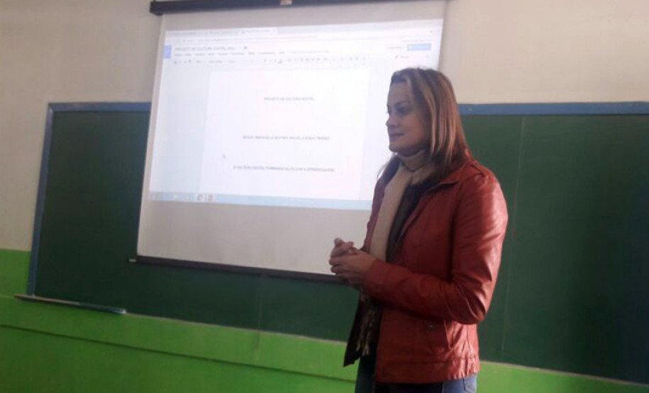 Graças a seus planos de aula, a professora de Matemática da rede estadual Emanuelle Martins foi selecionada pela Revista Nova Escola, junto com colegas do Paraná e do Brasil, para participar de um evento de formação em novembro, em Minas Gerais. O reconhecimento está relacionado ao trabalho que ela promove com os alunos em sala de aula no Colégio Frederico Guilherme Giese, município de Piên, na região Sudeste do Estado.