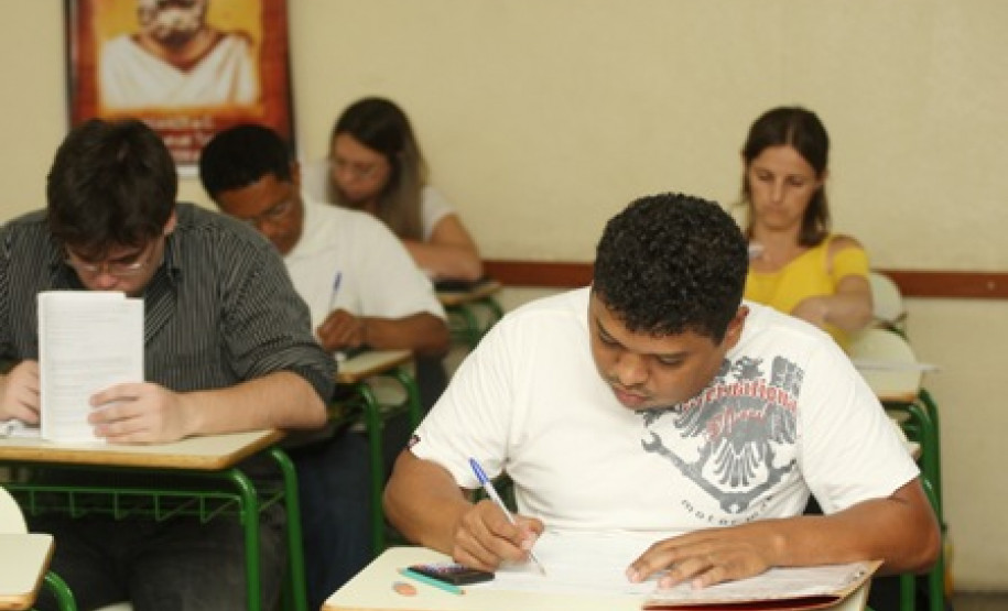 Jovens, adultos e idosos que têm interesse em concluir estudos podem procurar um Centro de Educação Básica.