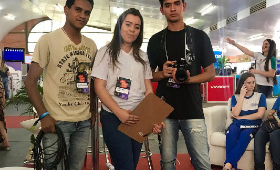 Guilherme Gonçalves (direita), 16 anos, do 2° ano do ensino médio do mesmo colégio, ficou responsável pela cobertura fotográfica do evento. “O mais interessante da oficina é a oportunidade de conhecer pessoas de outras escolas e cidades”, disse. “Além disso, estou conhecendo e me interessando cada vez mais pela profissão”, contou o aluno.