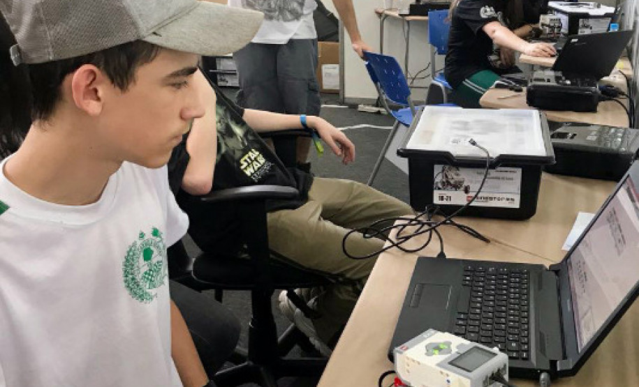 Essa é a segunda vez que o estudante Marcelo Consorte Estche Junior, 14 anos, do Colégio Estadual Carmela Bortot, de Pato Branco, participa do festival. Ele aproveitou para conhecer um pouco mais sobre o mundo da robótica e de programação. “É um universo novo que me chama muito a atenção”, contou Marcelo.