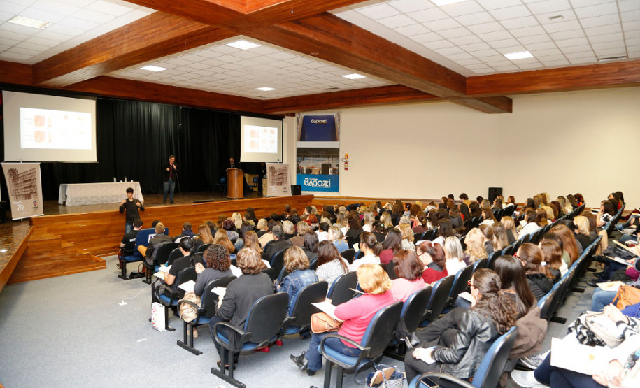 Profissionais que atuam no atendimento educacional especializado na rede estadual de ensino iniciaram nesta terça-feira (17), em Curitiba, o primeiro “Simpósio de Neurociência em foco: AH/SD, TG e Deficiências e Neurociência aplicada à educação especial”