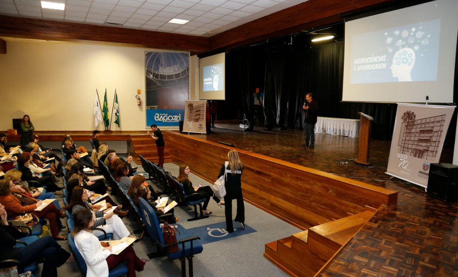 Profissionais que atuam no atendimento educacional especializado na rede estadual de ensino iniciaram nesta terça-feira (17), em Curitiba, o primeiro “Simpósio de Neurociência em foco: AH/SD, TG e Deficiências e Neurociência aplicada à educação especial”