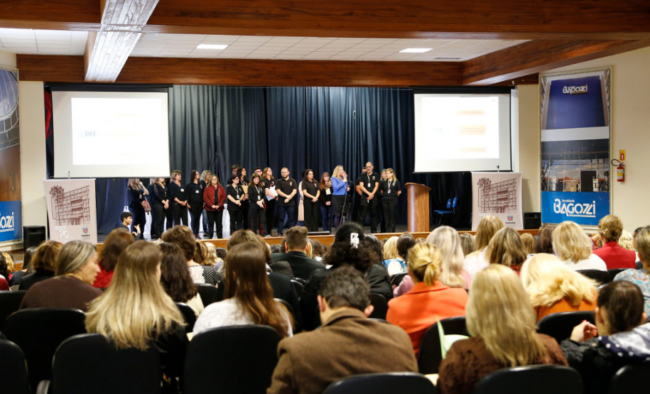 Profissionais que atuam no atendimento educacional especializado na rede estadual de ensino iniciaram nesta terça-feira (17), em Curitiba, o primeiro “Simpósio de Neurociência em foco: AH/SD, TG e Deficiências e Neurociência aplicada à educação especial”