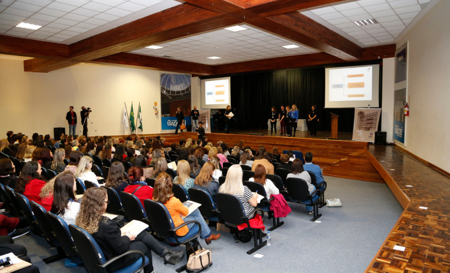 Profissionais que atuam no atendimento educacional especializado na rede estadual de ensino iniciaram nesta terça-feira (17), em Curitiba, o primeiro “Simpósio de Neurociência em foco: AH/SD, TG e Deficiências e Neurociência aplicada à educação especial”