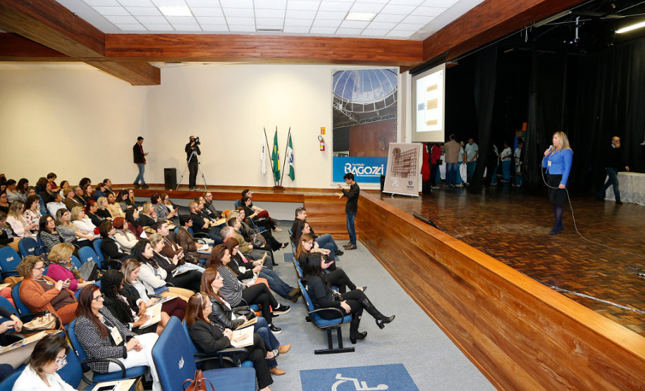 Profissionais que atuam no atendimento educacional especializado na rede estadual de ensino iniciaram nesta terça-feira (17), em Curitiba, o primeiro “Simpósio de Neurociência em foco: AH/SD, TG e Deficiências e Neurociência aplicada à educação especial”
