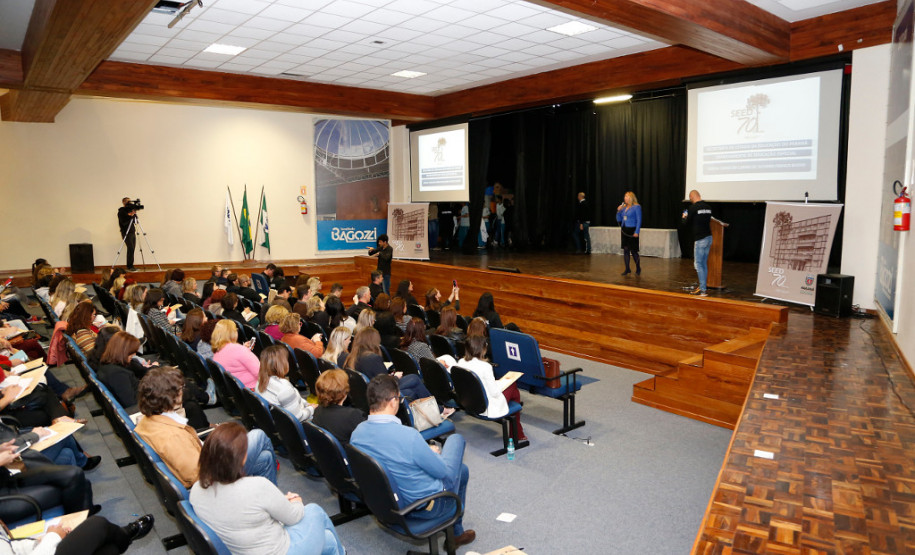 Profissionais que atuam no atendimento educacional especializado na rede estadual de ensino iniciaram nesta terça-feira (17), em Curitiba, o primeiro “Simpósio de Neurociência em foco: AH/SD, TG e Deficiências e Neurociência aplicada à educação especial”