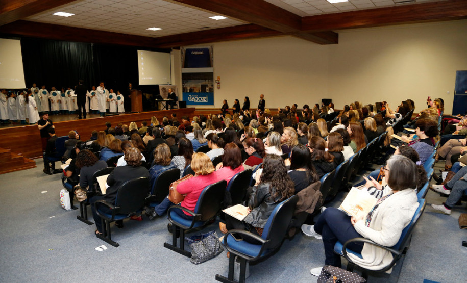 Profissionais que atuam no atendimento educacional especializado na rede estadual de ensino iniciaram nesta terça-feira (17), em Curitiba, o primeiro “Simpósio de Neurociência em foco: AH/SD, TG e Deficiências e Neurociência aplicada à educação especial”