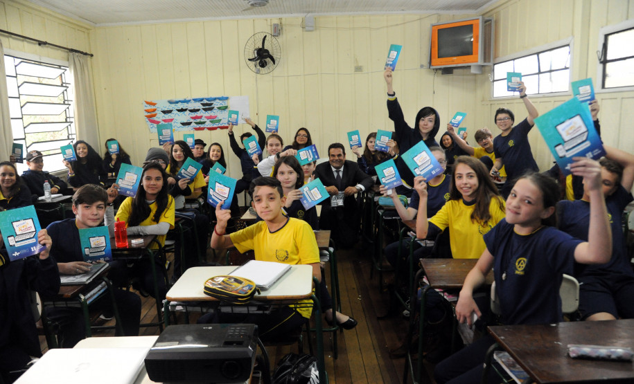 A Copel Telecom lançou nesta terça-feira (17) um projeto de responsabilidade social chamado Internet Sem Bullying. A Escola Estadual Angelo Trevisan, no bairro de Santa Felicidade, em Curitiba, é a primeira a receber o projeto. Outras 10 escolas em Curitiba, Araucária, Maringá, Ponta Grossa e Foz do Iguaçu vão receber as palestras até o final do ano.