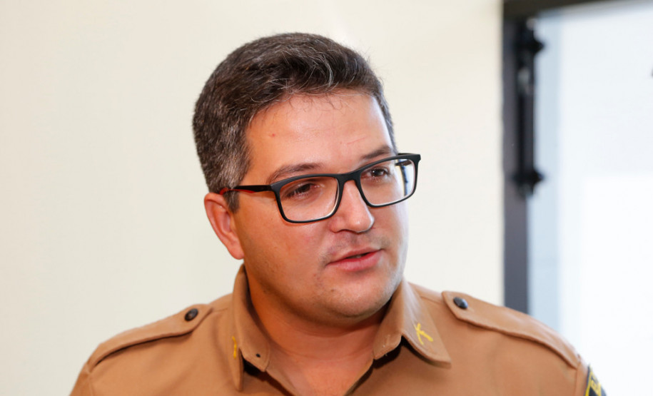 O sargento Antônio Luiz Demenchucki, do Batalhão de Patrulha Escolar Comunitária, lembrou que o trabalho desenvolvido pela unidade nas escolas com alunos, professores e comunidade é amparado pelas diretrizes dos direitos humanos. “Os direitos humanos são a base de todo trabalho que desenvolvemos porque acreditamos que dar a oportunidade aos jovens de se integrar a sociedade é respeitar seus direitos fundamentais”, disse Demenchucki.