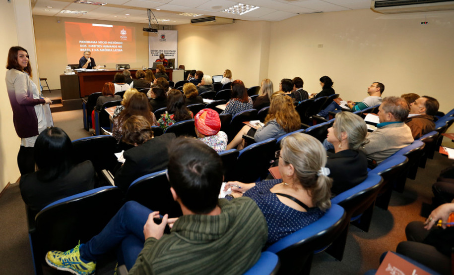 Técnicos pedagógicos das equipes de educação em direitos humanos, enfrentamentos à violência e uso abusivo de álcool e outras drogas, da Secretaria de Estado da Educação, Núcleos Regionais, iniciaram nesta quarta-feira (18), em Curitiba, o seminário de formação continuada de Educação em Direitos Humanos. Participam também representantes do Batalhão de Patrulha Escolar Comunitária.