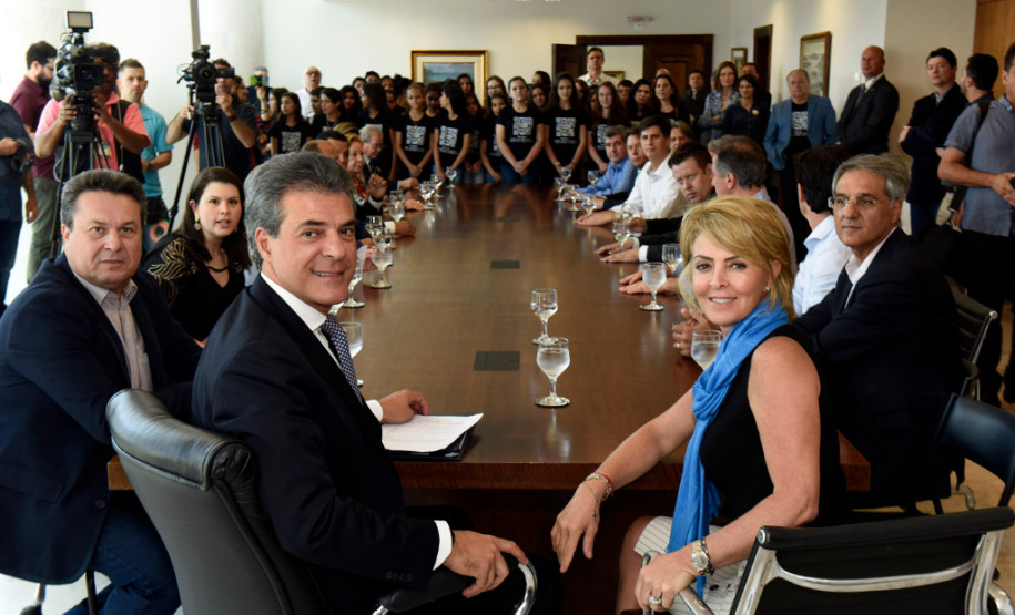 Também participaram do evento a secretária da Família e Desenvolvimento Social, Fernanda Richa; o secretário de Infraestrutura e Logística, José Richa Filho; os deputados estaduais Marcio Pauliki, Marcio Nunes e André Bueno; o secretário estadual de Assuntos Estratégicos e ex- prefeito de Cascavel, Edgar Bueno; o prefeito de Pérola, Darlan Scalco; a presidente da Federação das Apaes do Paraná, professora Neuza Soares de Sá; o diretor de relações institucionais da Fecomércio, Walter Xavier.