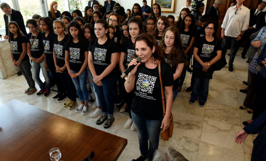 No evento de premiação teve uma homenagem ao Mês das Crianças e contou com a participação de alunos e professores do Colégio Estadual Nestor Victor, de Pérola, que recitaram poesias sobre cidadania fiscal. O colégio mantém desde 2009 atividades de educação fiscal e desenvolve exposições, peças de teatro e confecções de objetos que levam notas fiscais como matéria-prima.