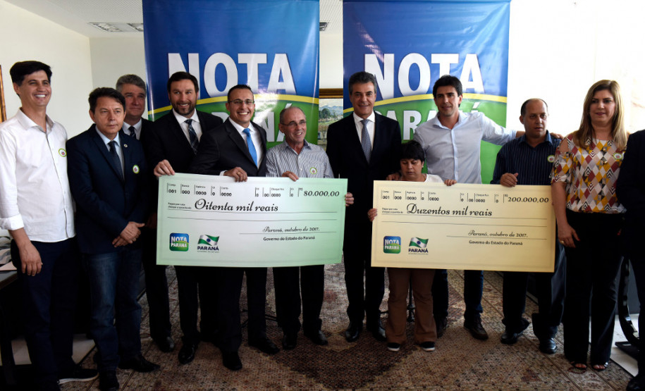 A Associação de Pais e Amigos dos Excepcionais de Cascavel, que tem 456 alunos e atende a 4,7 mil pessoas só na área da saúde, levou o maior prêmio de outubro do Nota Paraná