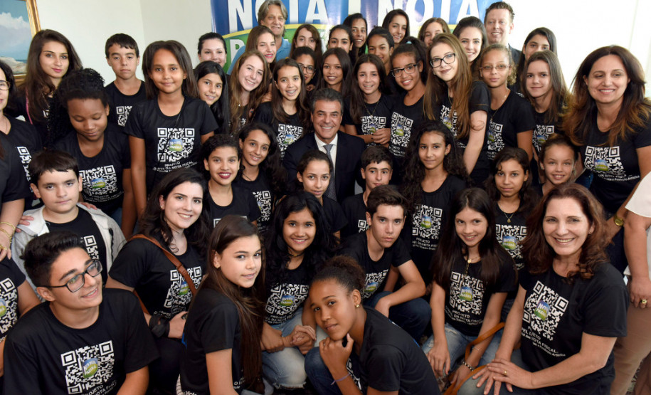 No evento de premiação teve uma homenagem ao Mês das Crianças e contou com a participação de alunos e professores do Colégio Estadual Nestor Victor, de Pérola, que recitaram poesias sobre cidadania fiscal. O colégio mantém desde 2009 atividades de educação fiscal e desenvolve exposições, peças de teatro e confecções de objetos que levam notas fiscais como matéria-prima.