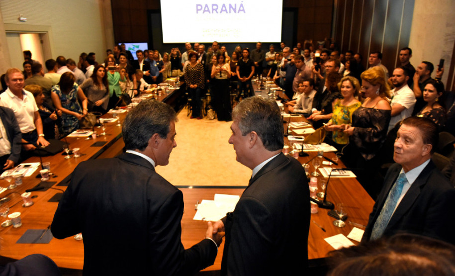 O governador Beto Richa liberou o pagamento de R$ 550 milhões para mais de 33 mil professores da rede estadual. A medida põe fim a uma ação ajuizada há 28 anos por profissionais contratados pelo regime CLT, entre os anos de 1989 e 1992, que se refere às diferenças salariais em relação ao piso do magistério estadual.