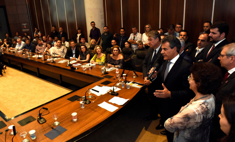 O governador Beto Richa liberou o pagamento de R$ 550 milhões para mais de 33 mil professores da rede estadual. A medida põe fim a uma ação ajuizada há 28 anos por profissionais contratados pelo regime CLT, entre os anos de 1989 e 1992, que se refere às diferenças salariais em relação ao piso do magistério estadual.