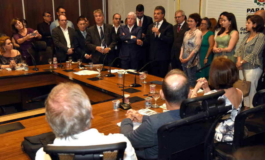 O governador Beto Richa liberou o pagamento de R$ 550 milhões para mais de 33 mil professores da rede estadual. A medida põe fim a uma ação ajuizada há 28 anos por profissionais contratados pelo regime CLT, entre os anos de 1989 e 1992, que se refere às diferenças salariais em relação ao piso do magistério estadual.