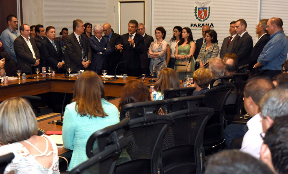 O governador Beto Richa liberou o pagamento de R$ 550 milhões para mais de 33 mil professores da rede estadual. A medida põe fim a uma ação ajuizada há 28 anos por profissionais contratados pelo regime CLT, entre os anos de 1989 e 1992, que se refere às diferenças salariais em relação ao piso do magistério estadual.