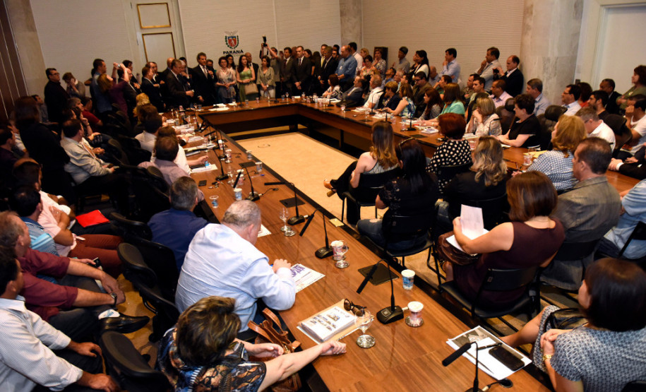 O governador Beto Richa liberou o pagamento de R$ 550 milhões para mais de 33 mil professores da rede estadual. A medida põe fim a uma ação ajuizada há 28 anos por profissionais contratados pelo regime CLT, entre os anos de 1989 e 1992, que se refere às diferenças salariais em relação ao piso do magistério estadual.