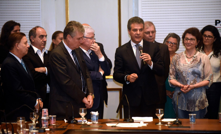 O governador Beto Richa liberou o pagamento de R$ 550 milhões para mais de 33 mil professores da rede estadual. A medida põe fim a uma ação ajuizada há 28 anos por profissionais contratados pelo regime CLT, entre os anos de 1989 e 1992, que se refere às diferenças salariais em relação ao piso do magistério estadual.