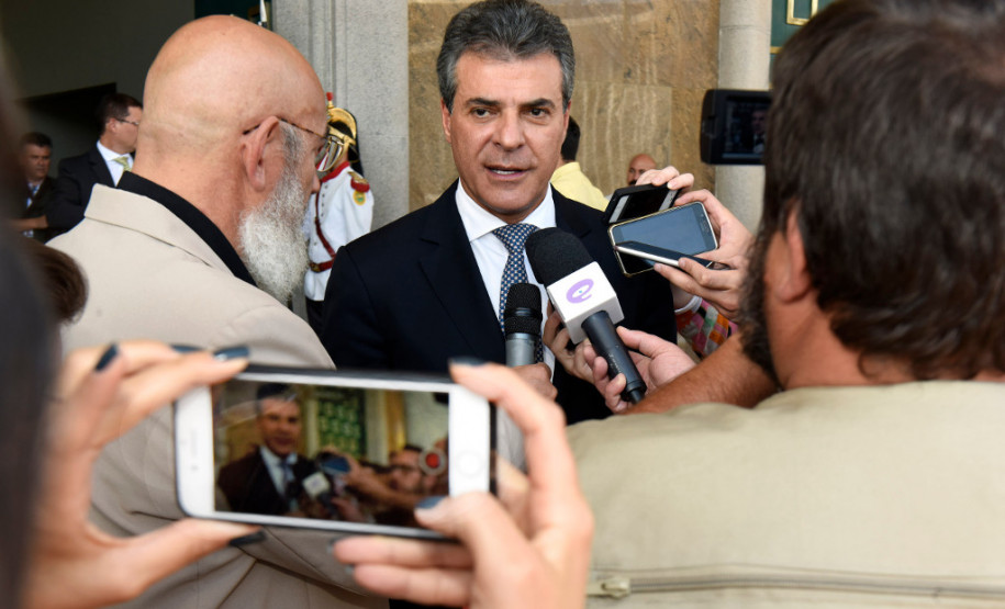 O governador Beto Richa entregou nesta quarta-feira (18), no Palácio Iguaçu, em Curitiba, 32 novos veículos para os Núcleos Regionais de Educação. Os veículos vão reforçar frota utilizada no trabalho realizado nas 2.100 escolas estaduais do Paraná. Além disso, Richa repassou outros cinco ônibus para a Sanepar, que serão usados em ações de educação ambiental, em diversos municípios do Estado.