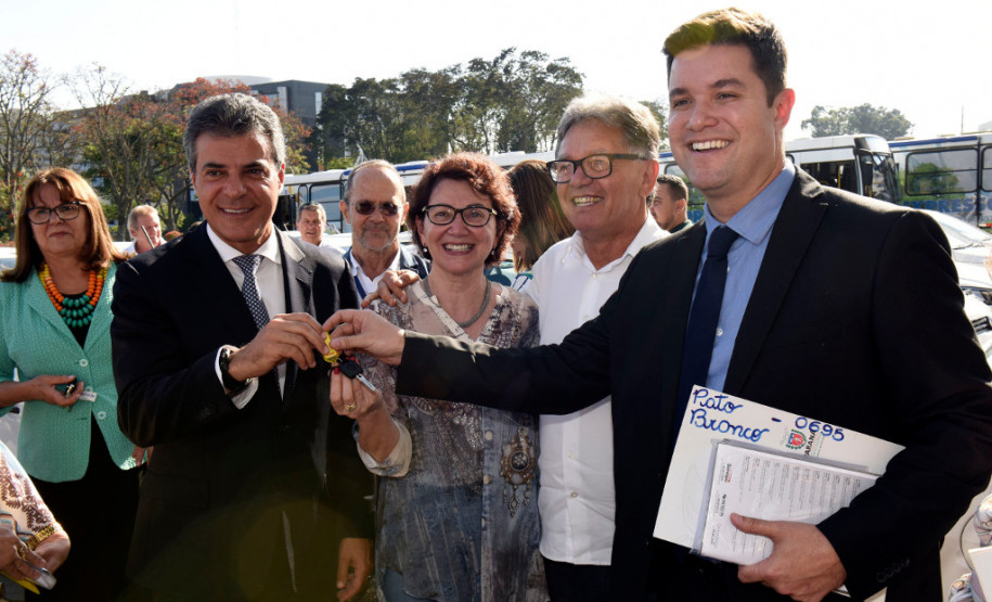 O governador Beto Richa entregou nesta quarta-feira (18), no Palácio Iguaçu, em Curitiba, 32 novos veículos para os Núcleos Regionais de Educação. Os veículos vão reforçar frota utilizada no trabalho realizado nas 2.100 escolas estaduais do Paraná. Além disso, Richa repassou outros cinco ônibus para a Sanepar, que serão usados em ações de educação ambiental, em diversos municípios do Estado.
