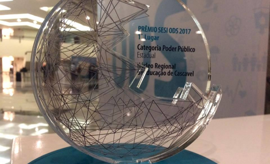 O Núcleo Regional de Educação de Cascavel recebeu, na noite desta terça-feira (17), em Curitiba, o primeiro lugar no Prêmio SESI ODS 2017 – categoria Poder Púbico pelo projeto Escolas Mais Humanizadas, iniciado em julho de 2014.

A premiação, criada pelo Serviço Social da Indústria (SESI) Paraná, busca reconhecer boas práticas para o alcance dos Objetivos de Desenvolvimento Sustentável (ODS) tanto de instituições públicas quanto privadas e terceiro setor.