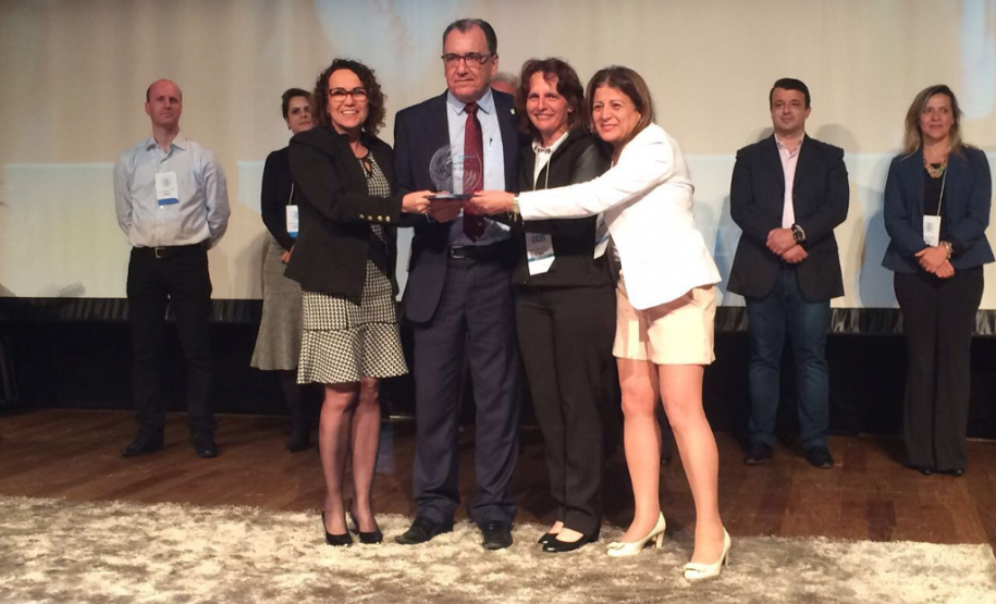 O Núcleo Regional de Educação de Cascavel recebeu, na noite desta terça-feira (17), em Curitiba, o primeiro lugar no Prêmio SESI ODS 2017 – categoria Poder Púbico pelo projeto Escolas Mais Humanizadas, iniciado em julho de 2014.

A premiação, criada pelo Serviço Social da Indústria (SESI) Paraná, busca reconhecer boas práticas para o alcance dos Objetivos de Desenvolvimento Sustentável (ODS) tanto de instituições públicas quanto privadas e terceiro setor.