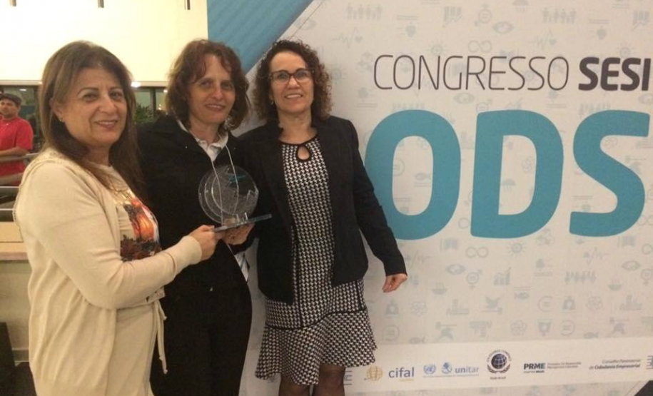 O Núcleo Regional de Educação de Cascavel recebeu, na noite desta terça-feira (17), em Curitiba, o primeiro lugar no Prêmio SESI ODS 2017 – categoria Poder Púbico pelo projeto Escolas Mais Humanizadas, iniciado em julho de 2014.

A premiação, criada pelo Serviço Social da Indústria (SESI) Paraná, busca reconhecer boas práticas para o alcance dos Objetivos de Desenvolvimento Sustentável (ODS) tanto de instituições públicas quanto privadas e terceiro setor.