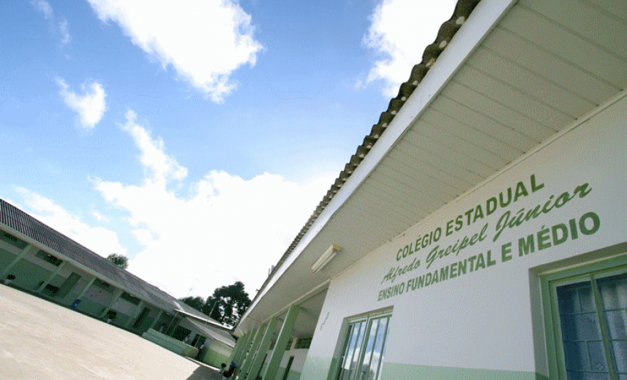 O Colégio Estadual Alfredo Greipel Júnior, em Piên, Região Metropolitana de Curitiba, foi contemplado com a 500ª assinatura de contrato. “O programa é um investimento para o bem dos nossos alunos. Um ambiente adequado, organizado e com uma boa estrutura ajuda no nosso trabalho. É um respeito a toda a comunidade escolar”, disse a diretora Greice Gassner.