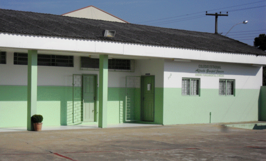 O Colégio Estadual Alfredo Greipel Júnior, em Piên, Região Metropolitana de Curitiba, foi contemplado com a 500ª assinatura de contrato. “O programa é um investimento para o bem dos nossos alunos. Um ambiente adequado, organizado e com uma boa estrutura ajuda no nosso trabalho. É um respeito a toda a comunidade escolar”, disse a diretora Greice Gassner.