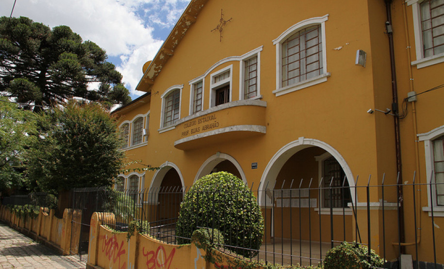 Flávio Arns e equipe do Núcleo Regional de Curitiba promovem diálogo com comunidade escolar para realização de melhorias nas escolas. Foto da fachada do Colégio Estadual Elias Abrahão.