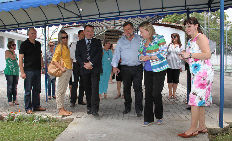 Flávio Arns e equipe do Núcleo Regional de Curitiba promovem diálogo com comunidade escolar para realização de melhorias nas escolas. Foto da visita à Associação de Pais e Amigos de Surdos (Apas).