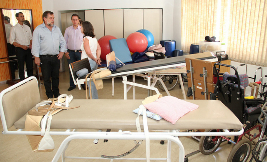 Flávio Arns e equipe do Núcleo Regional de Curitiba promovem diálogo com comunidade escolar para realização de melhorias nas escolas. Foto da visita à Escola de Educação Especial Nabil Tacla.