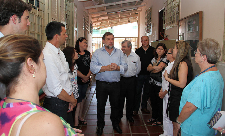 Flávio Arns e equipe do Núcleo Regional de Curitiba promovem diálogo com comunidade escolar para realização de melhorias nas escolas. Foto da visita à Escola de Educação Especial Alternativa.