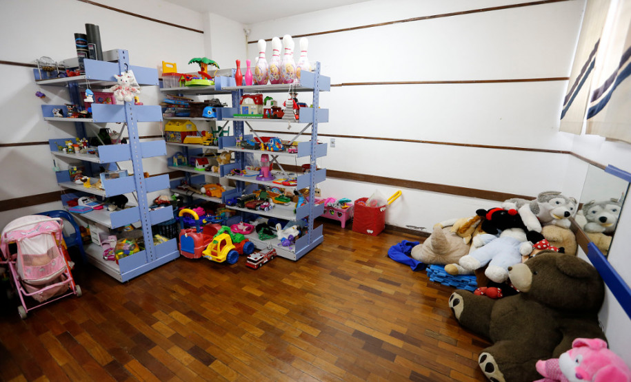 Os 46 estudantes surdos da educação infantil e das séries iniciais da Escola Estadual Guilherme Eduardo Jacobucci, no bairro Tarumã, em Curitiba, recebem atendimento especializado, em tempo integral, com metodologias específicas para a alfabetização em Linguagem Brasileira de Sinal (Libras), português escrita, treinamento auditivo e leitura labial.