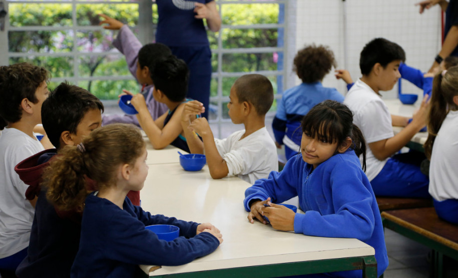 Os 46 estudantes surdos da educação infantil e das séries iniciais da Escola Estadual Guilherme Eduardo Jacobucci, no bairro Tarumã, em Curitiba, recebem atendimento especializado, em tempo integral, com metodologias específicas para a alfabetização em Linguagem Brasileira de Sinal (Libras), português escrita, treinamento auditivo e leitura labial.