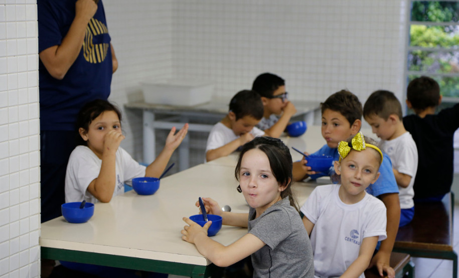 Os 46 estudantes surdos da educação infantil e das séries iniciais da Escola Estadual Guilherme Eduardo Jacobucci, no bairro Tarumã, em Curitiba, recebem atendimento especializado, em tempo integral, com metodologias específicas para a alfabetização em Linguagem Brasileira de Sinal (Libras), português escrita, treinamento auditivo e leitura labial.