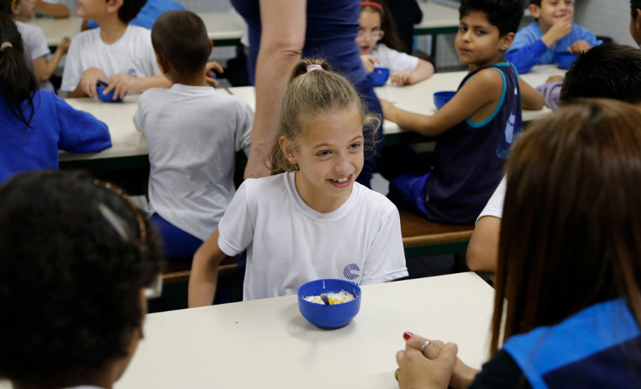 Os 46 estudantes surdos da educação infantil e das séries iniciais da Escola Estadual Guilherme Eduardo Jacobucci, no bairro Tarumã, em Curitiba, recebem atendimento especializado, em tempo integral, com metodologias específicas para a alfabetização em Linguagem Brasileira de Sinal (Libras), português escrita, treinamento auditivo e leitura labial.