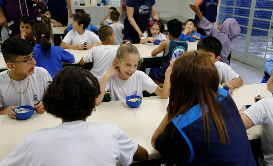 Os 46 estudantes surdos da educação infantil e das séries iniciais da Escola Estadual Guilherme Eduardo Jacobucci, no bairro Tarumã, em Curitiba, recebem atendimento especializado, em tempo integral, com metodologias específicas para a alfabetização em Linguagem Brasileira de Sinal (Libras), português escrita, treinamento auditivo e leitura labial.