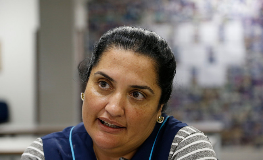 “Como a nossa escola oferece a oralização, por meio dessas técnicas conseguimos trabalhar os fonemas necessários para cada aluno dando o suporte para o desenvolvimento da escrita em português. A maioria passa para o sexto ano mais preparado porque consegue ler, escrever e compreender e se comunicar melhor”, explicou a professora de atividades complementares, Raquel Barros dos Santos.