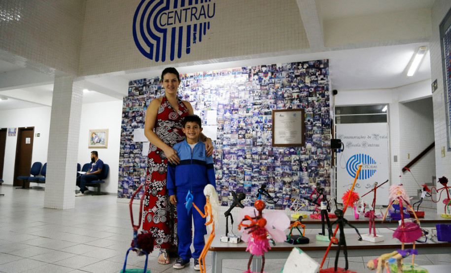 A dona de casa Vanessa Cristina Iarrocheski, mãe do aluno Eric Cauã de Castro, 8 anos, do 2° ano, contou que o atendimento especializado contribui para o desenvolvimento pleno do filho