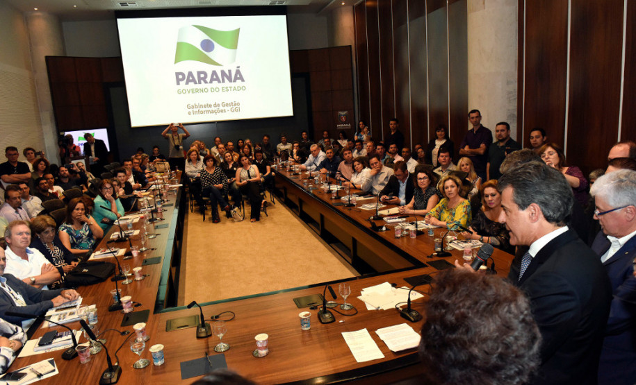 O Governo do Estado vai melhorar e modernizar a infraestrutura tecnológica das 2.100 escolas do Paraná. O governador Beto Richa se reuniu nesta semana, no Palácio Iguaçu, em Curitiba, com diretores, professores e os 32 chefes de núcleos de Educação (NREs) para conversar sobre as necessidades da área de tecnologia da informação na rede estadual.