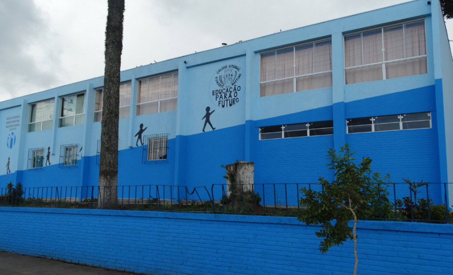 O Colégio Estadual Romário Martins, em Piraquara, Região Metropolitana de Curitiba, está revitalizado. O Programa Mãos Amigas finalizou a pintura dos muros, da fachada, das salas de aula e das paredes externas e internas da escola, além de reparos nos forros e novas instalações elétricas. Tudo para beneficiar cerca de 1,5 mil estudantes dos ensinos fundamental e médio.