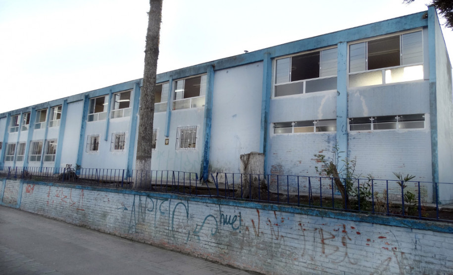O Colégio Estadual Romário Martins, em Piraquara, Região Metropolitana de Curitiba, está revitalizado. O Programa Mãos Amigas finalizou a pintura dos muros, da fachada, das salas de aula e das paredes externas e internas da escola, além de reparos nos forros e novas instalações elétricas. Tudo para beneficiar cerca de 1,5 mil estudantes dos ensinos fundamental e médio.